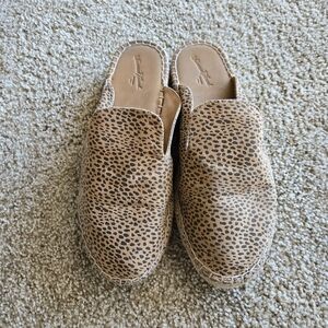 Universal Thread Tan Leopard Print Mules